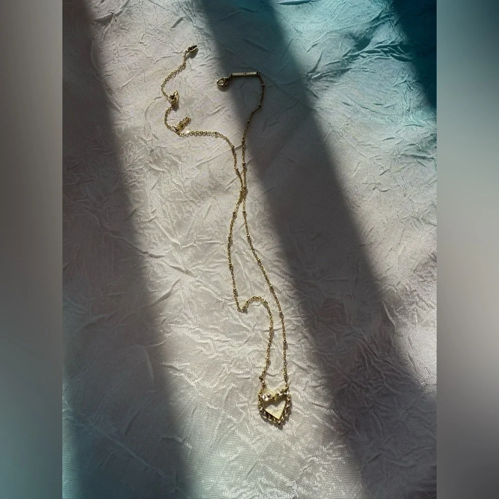 Kendra Scott Elegant Gold Heart Pendant Necklace - Picture 6 of 8